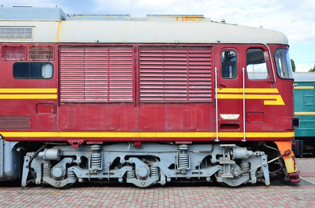 铁路列车头的侧面视图与许多轮子和窗口以舷窗的形式照片