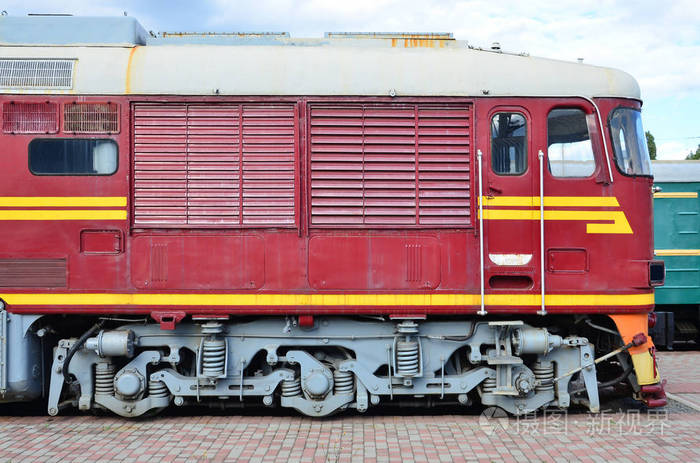 铁路列车头的侧面视图与许多轮子和窗口以舷窗的形式