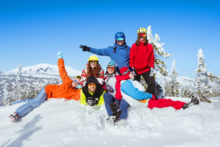 滑雪胜地冬季假期。朋友们玩得很开心