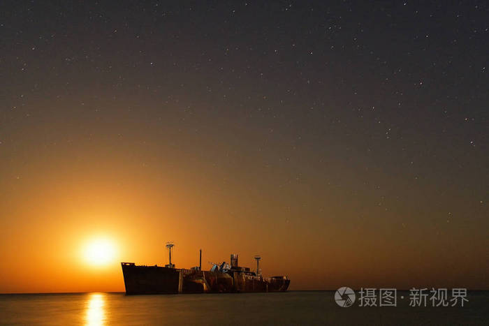 那艘遇难的船在星光灿烂的夜晚下升起。长期暴露