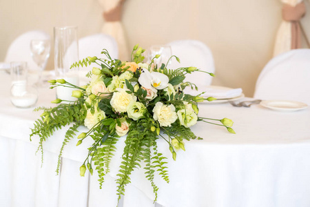婚礼桌上美丽的白花花束特写图片