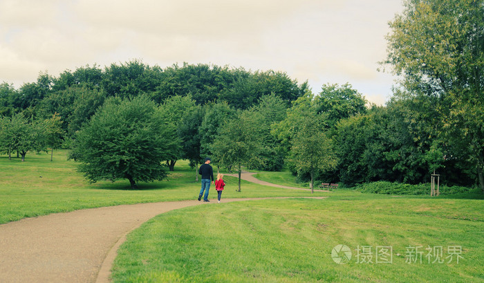 父亲和女儿在公园散步
