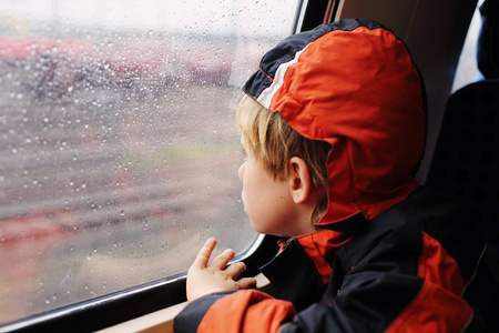 坐在火车的小男孩图片