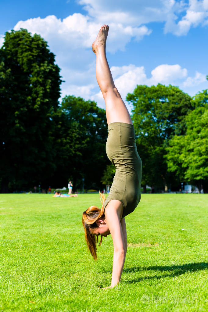 手倒立在公园