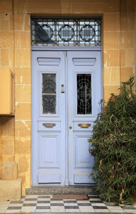 美丽的房子外部与蓝色前门