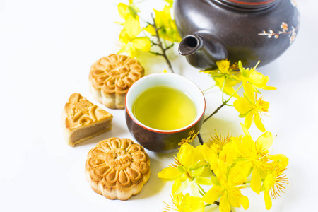 月饼和杏花, 中餐中秋节。在白色背景上被隔离