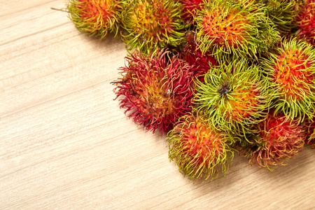 新鲜的红毛丹，亚洲水果木背景