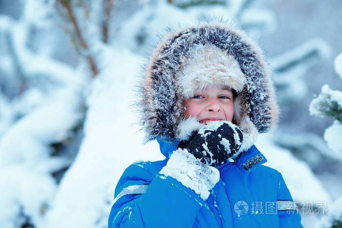 可爱的孩子男孩试图在户外吃雪的画像 在冬季公园开心的孩子照片 正版商用图片0g3jjm 摄图新视界