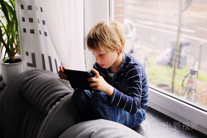 小男孩玩平板电脑