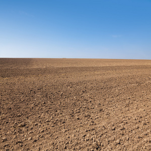 犁过的土壤图片
