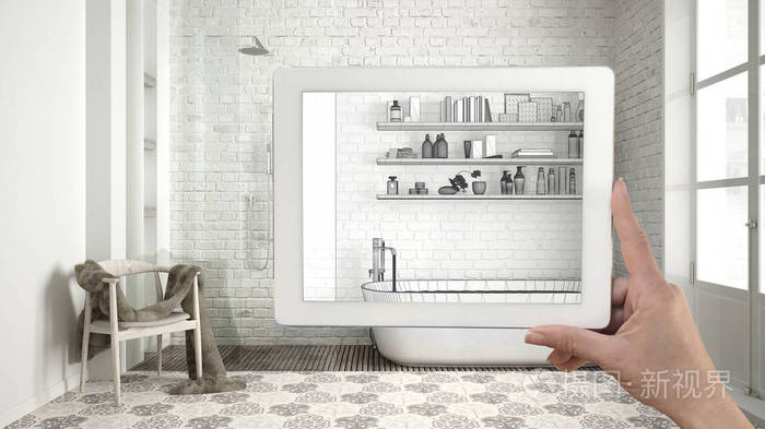 手持平板显示浴室素描或图画。真正的鳍