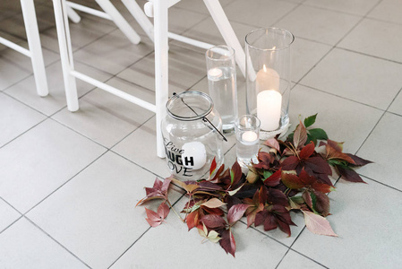 节日婚礼餐桌设置与鲜花, 餐巾, 老式餐具, 明亮的桌子装饰细节