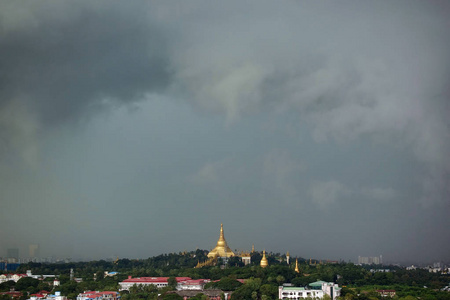 缅甸下雨天仰光大金塔的顶部景观