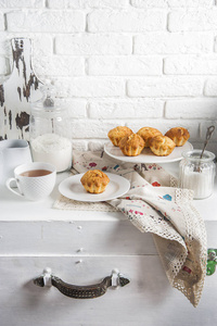 早餐为她在情人节的白色床上与红心杯咖啡和心脏蛋糕, 惊喜, 心情