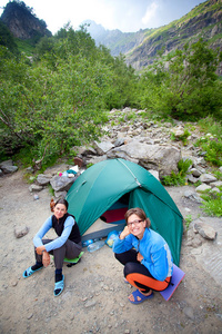 徒步旅行者在高加索山脉附近帐篷休息一下