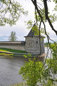 普斯科夫克里姆林宫塔和墙的看法