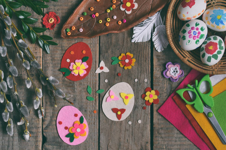 手工制作复活节彩蛋。儿童 Diy 的概念。制作复活节装饰或贺卡。步骤3。成品玩具蛋
