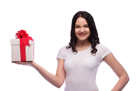 微笑的女人拿着一个礼品盒。白色背景