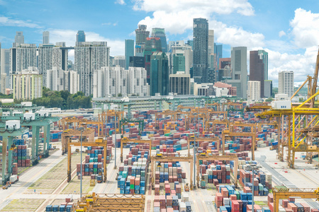 新加坡货运集装箱港口和新加坡城市鸟瞰图