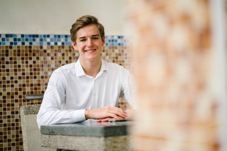 一个年轻的德国 (白种白人) 男子的肖像, 在新加坡的游客, 亚洲.