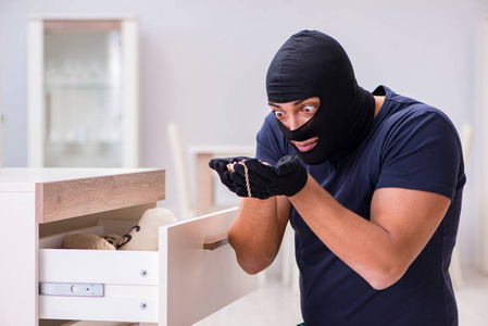 抢劫犯戴头套窃取有价值的东西照片