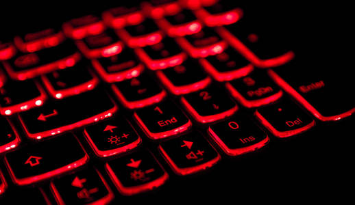 游戏笔记本电脑键盘特写与红色背光