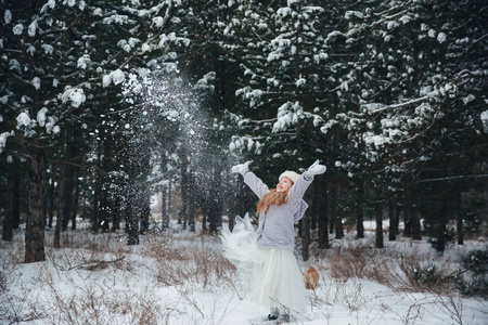 玩雪在森林里的女孩