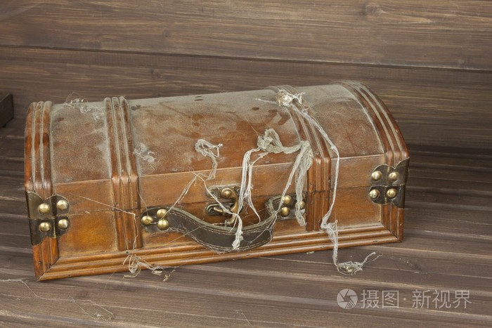 潘多拉的盒子.木制的宝箱.找到一个神秘的木箱.括在机柜中的奥秘.