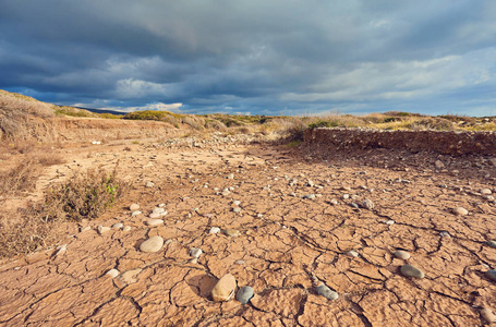 深蓝色天空在干旱地球照片