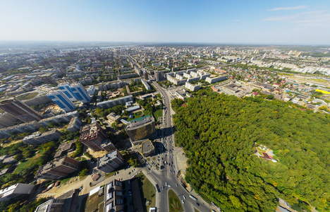 市中心的鸟瞰图。十字路口，房屋 建筑物和公园