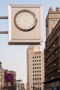 现代时钟在大街上
