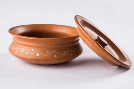 空的兵马俑碗或棕色黏土服务碗被隔绝在白色