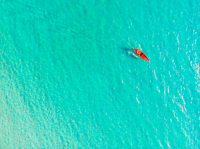 海面上美丽的小船鸟瞰图照片