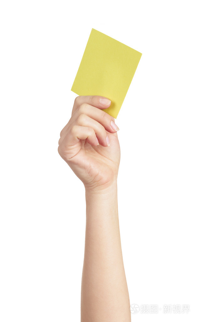 手中拿着一张黄牌,白色上孤立