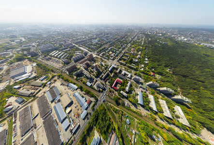 市中心的鸟瞰图。十字路口，房屋 建筑物和公园