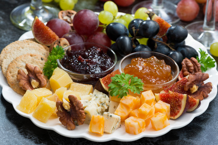 节日的开胃菜奶酪 水果和果酱上板，特写