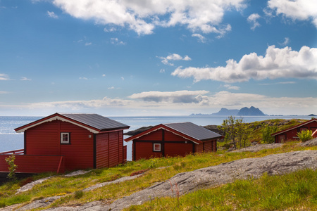 典型的红色挪威木屋就捕鱼小屋村