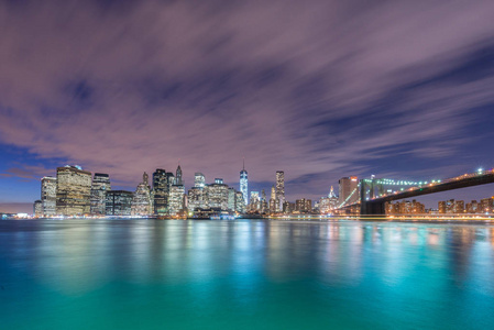 曼哈顿和布鲁克林桥的夜景图片