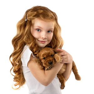 红头发的小女孩与孤立的白色背景上的小狗孩子宠物友谊照片