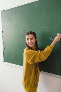 微笑高中女学生写粉笔板