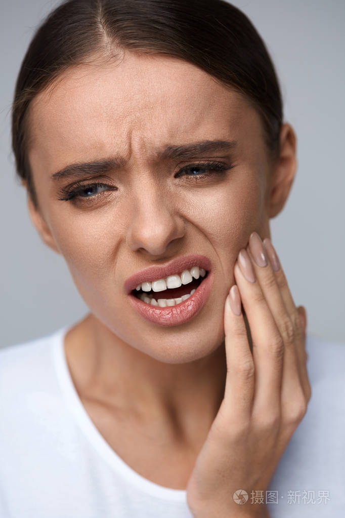 牙齿疼痛.美丽的女人患痛苦牙痛