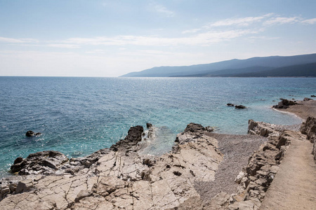 卵石海滩在 Rabac, 伊斯特拉地区, 克罗地亚