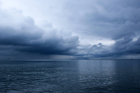 海上剧烈的风暴云。波罗的海。暴风雨前的海景