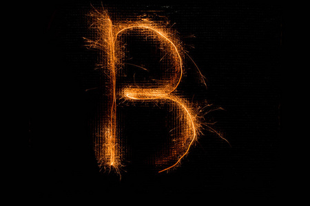 字母 B 的黑色烟火