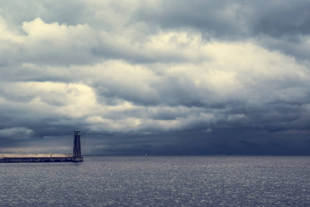 海上剧烈的风暴云。波罗的海。暴风雨前的海景