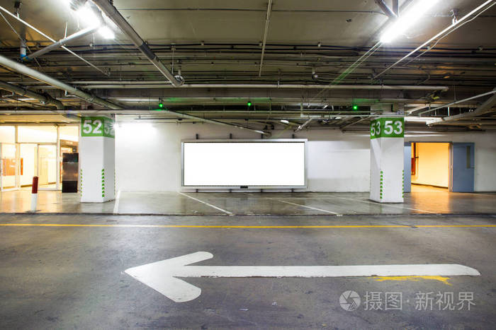 车库地下停车场空白广告牌.空车位停车场室内夜间.室内停车场.