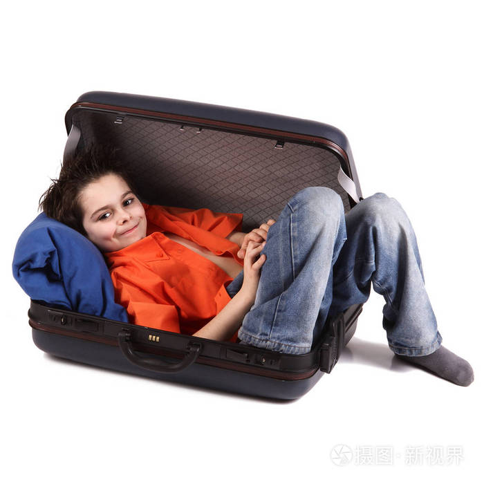 小男孩与手提箱在白色背景