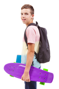 学校男孩抱着滑板和笔记本