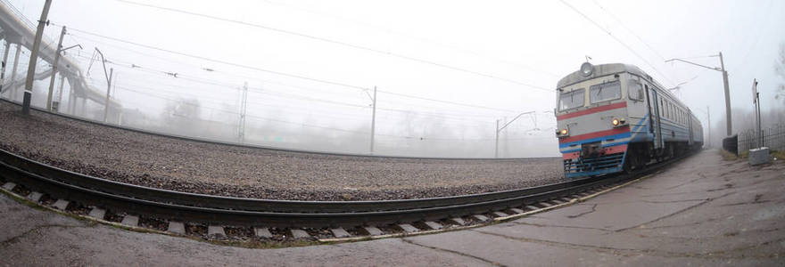 乌克兰郊区列车在薄雾中沿着铁路飞驰