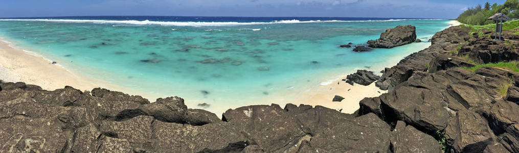 位于拉罗汤加岛的黑岩海滩全景景观观